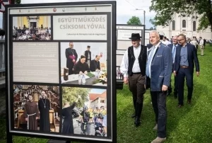 Megnyílt a nemzeti kegyhelyeink örökségét bemutató kiállítás Csíksomlyón